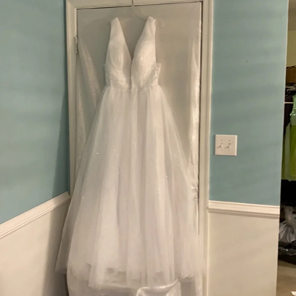 Wedding gown - Picture 3 of 12